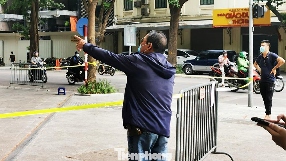 Hiện, Cục An toàn môi trường đã yêu cầu toàn cán bộ của Cục không di chuyển ra khỏi Cục, triển khai các biện pháp phòng chống dịch bệnh; liên hệ với các đơn vị y tế để lấy mẫu xét nghiệm sàng lọc cho toàn bộ Cơ quan Cục.