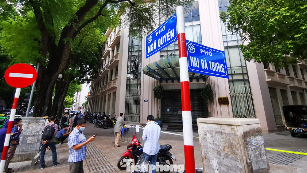 Theo đó, trường hợp nghi F1 là ông T.T.H, công chức Phòng An toàn Khoáng sản và Vật liệu nổ Công nghiệp, Cục An toàn Môi trường.