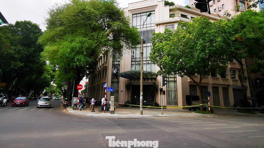 Trụ sở Bộ Công Thương tại 25 Ngô Quyền (Phường Tràng Tiền, quận Hoàn Kiếm, Hà Nôi) vừa bị phong toả vào đầu giờ chiều ngày hôm nay (16/7) do có nhân viên là F1, F2 của ca mắc COVID-19.