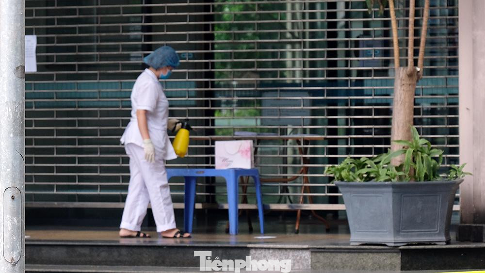 Cả hai có đeo khẩu trang, giữ khoảng cách khi trao đổi công việc. Sau đó, F0 vào Văn phòng Cục nộp hồ sơ cho Văn thư Cục, có đeo khẩu trang, giữ khoảng cách, nộp xong ra ngay, không trao đổi.