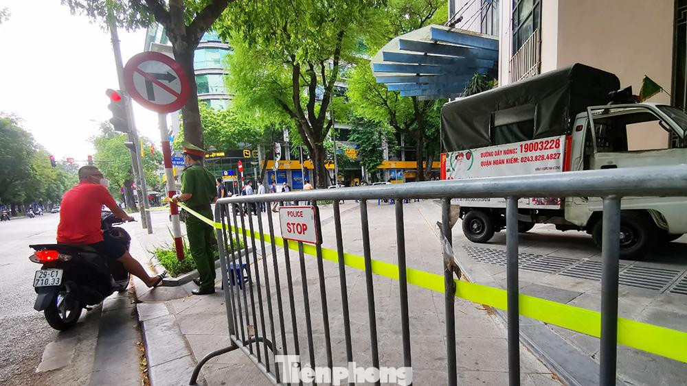 Điều tra sơ bộ, trong thời gian từ chiều 14/7 đến nay, ông P.T.H, công chức của Cục thường xuyên tiếp xúc gần với các công chức trong phòng, một số người cùng cơ quan, đi ăn cơm trưa nhà ăn Bộ (23 Ngô Quyền) - trưa 15/7, khoảng 11h15, sử dụng chung thang máy khu vực Liên cơ 25 Ngô Quyền.