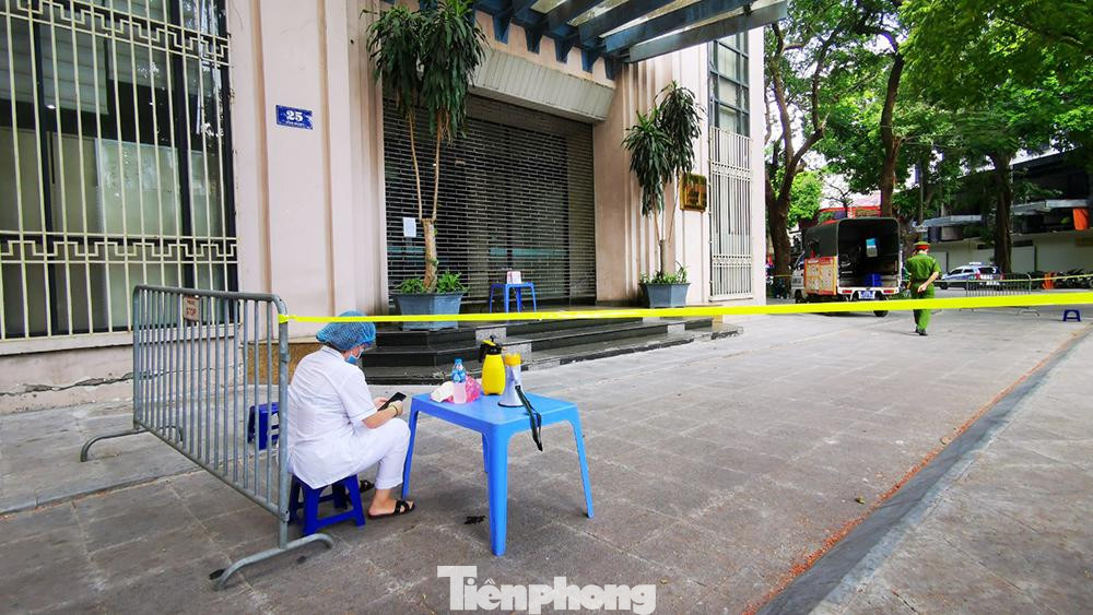 Từ sáng 16/7, ông H chỉ ở trong phòng đeo khẩu trang, giữ khoảng cách, không giao tiếp với người khác.