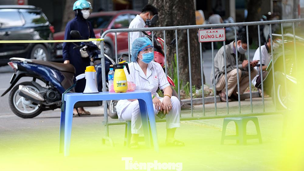 14h30 ngày 14/7, trường hợp F0 N.Đ.M đến Cục An toàn môi trường chuyển công văn, hồ sơ và được ông P.T.H, công chức Cục có hướng dẫn tại bàn tiếp nhận hồ sơ khu vực tiền sảnh của Cục, khoảng 1 - 2 phút.