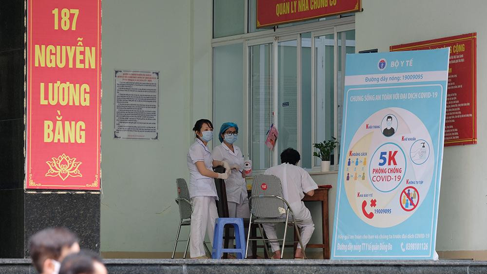 Cụ thể, bệnh nhân là nữ, tên N.T.T.P, sinh năm 1953, là người sống một mình tại tầng 7, chung cư 187 Nguyễn Lương Bằng, Quang Trung, Đống Đa. Bệnh nhân bị ung thư vú, đã phẫu thuật cách 4 năm, hiện tại hàng tháng đến bệnh viện K cơ sở Tân Triều khám lấy thuốc 1 lần tại khoa Ngoại vú.