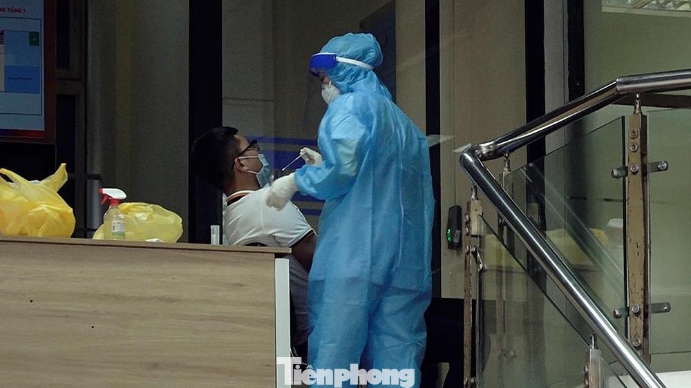 Ngày 14/7, bệnh nhân có triệu chứng sốt, đau họng. Ngày 16/7, bệnh nhân lấy mẫu xét nghiệm và có kết quả dương tính do Bệnh viện Đại học Y Hà Nội thực hiện.