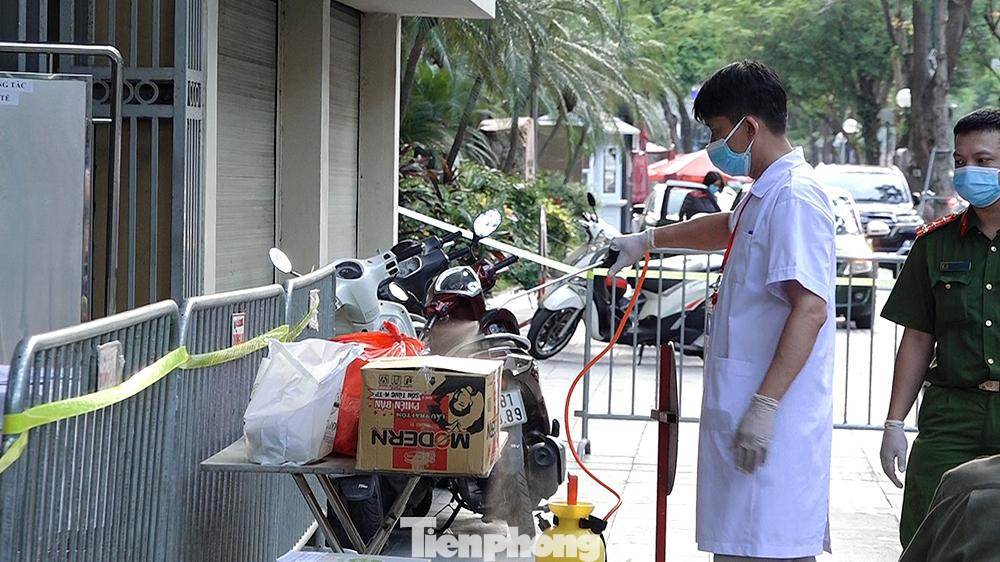 Cuối giờ chiều 16/7, lực lượng chức năng đã tiến hành phong tỏa tạm thời tòa nhà số 25 Lý Thường Kiệt, nơi bệnh nhân làm việc để tiến hành công tác truy vết, xét nghiệm, khử khuẩn.