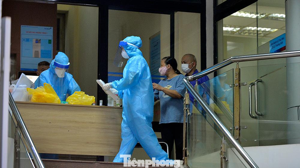 Tại cơ quan, bệnh nhân là chuyên viên Phòng Phê duyệt tín dụng. Phòng làm việc của bệnh nhân có khoảng 20-30 người.