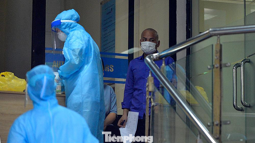 Ngay sau khi ghi nhận thông tin ca bệnh dương tính, CDC Hà Nội đã phối hợp cùng các đơn vị liên quan phối hợp điều tra dịch tễ và rà soát các trường hợp tiếp xúc gần.