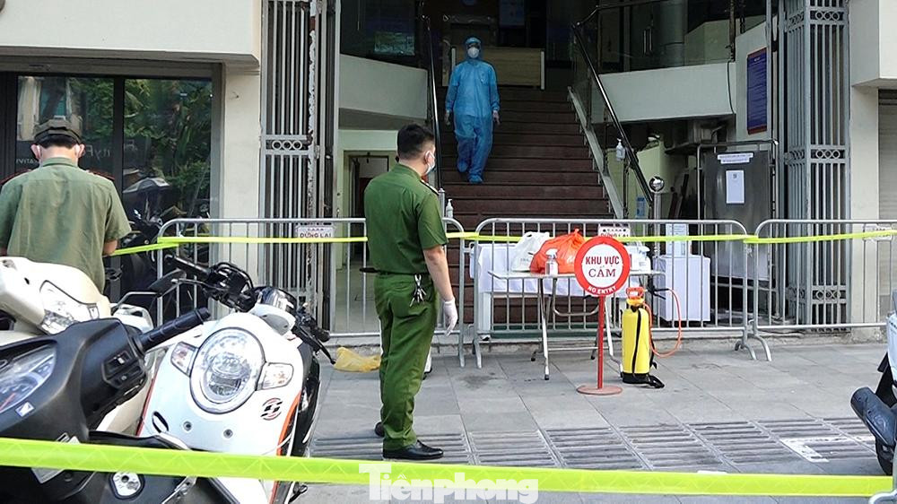 Bệnh nhân này là nhân viên một ngân hàng ở số 25 Lý Thường Kiệt, phường Phan Chu Trinh, quận Hoàn Kiếm, Hà Nội.