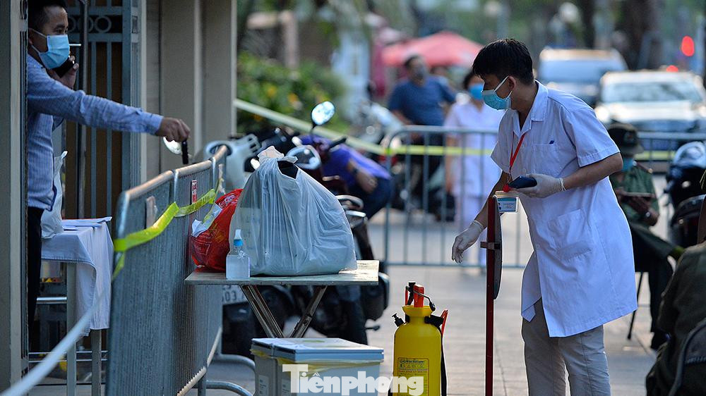 "Lực lượng chức năng đã khoanh vùng tòa nhà, tiến hành rà soát các trường hợp liên quan. Sơ bộ có khoảng 21 trường hợp F1". Phó Chủ tịch UBND quận Hoàn Kiếm Nguyễn Quốc Hoàn cho biết.