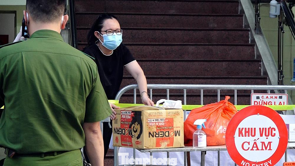 Trước đó, trong 2 tháng trở lại đây, bệnh nhân chỉ ở tại Hà Nội. Hằng ngày, bệnh nhân chỉ đi làm rồi về nhà.