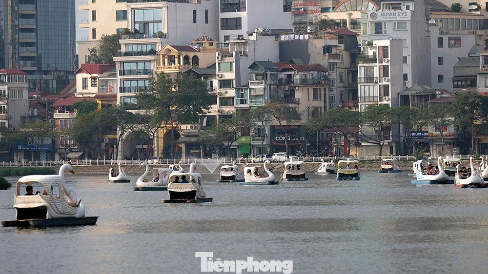 Dưới lòng hồ Trúc Bạch, mấy ngày nay dịch vụ cho thuê thuyền đạp vịt hoạt động hết công suất do nhu cầu tăng cao trong những ngày nghỉ lễ kéo dài.