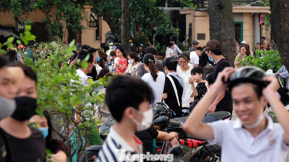 Hôm nay là ngày thứ 3 trong dịp nghỉ lễ kéo dài 4 ngày, mặc dù tình hình dịch bệnh đang diễn biến phức tạp, xong vì thời tiết Hà Nội ngày cuối tuần oi bức nên rất nhiều người đã xếp hàng mua kem giải nhiệt.