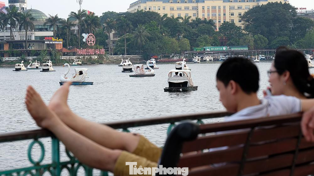 Rất nhiều người ngồi hóng mát nơi công cộng nhưng không đeo khẩu trang phòng dịch, mặc dù cho tình hình dịch bệnh đang diễn biến vô cùng phức tạp.