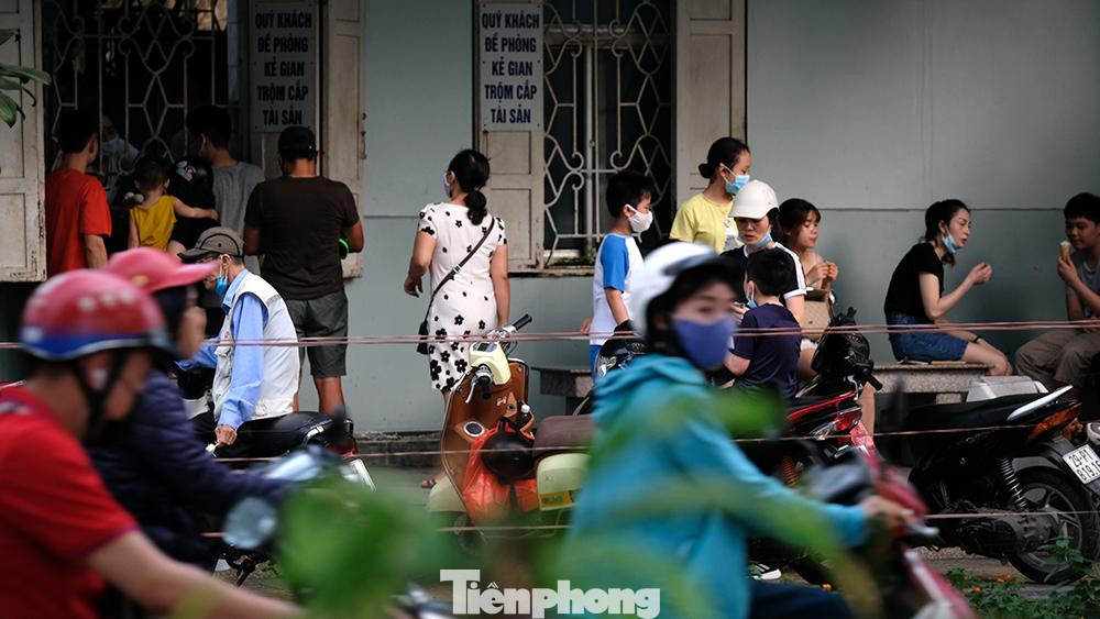 Ghi nhận của phóng viên Tiền Phong vào khoảng 16 giờ ngày hôm nay, trước cửa hàng kem Hồ Tây có hàng trăm người tu tập mua kem mà không tuân thủ khoảng cách, nhiều người "quên" đeo khẩu trang phòng dịch.