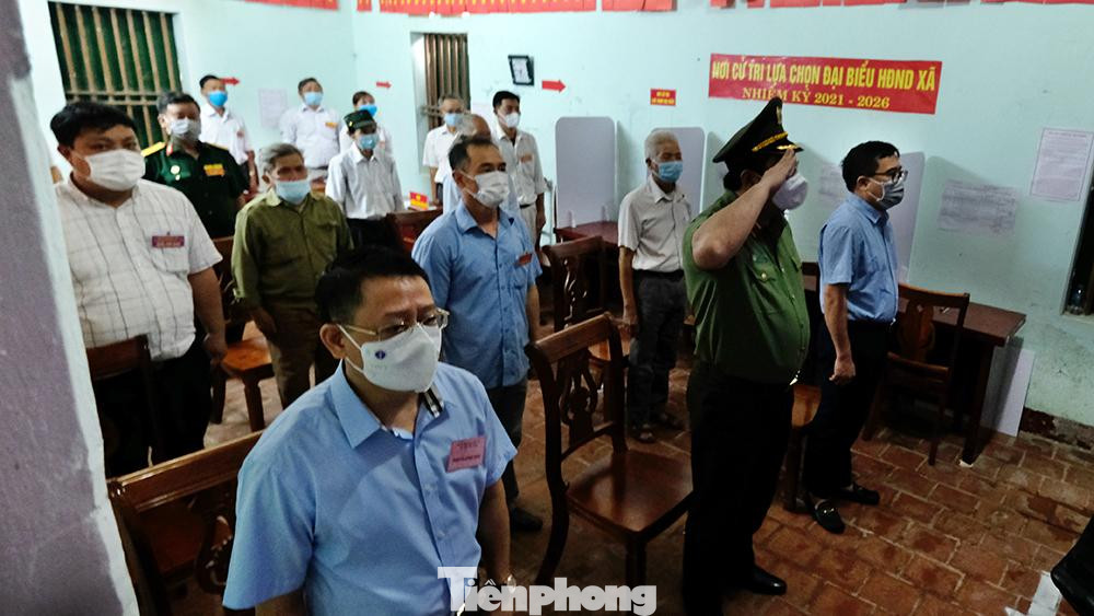 Tới dự buổi bầu cử lại có Trung tướng Nguyễn Hải Trung, Giám đốc Công an TP Hà Nội và ông Đỗ Đình Hồng, Bí thư huyện Mê Linh.