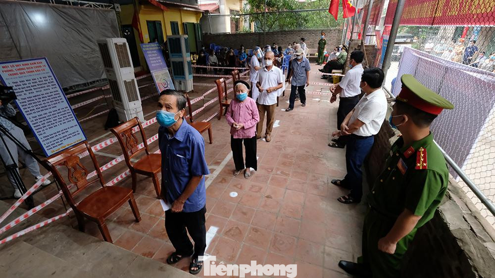 Người dân khu vực bỏ phiếu bầu cử số 4 (xã Tráng Việt) thực hiện việc bầu cử.