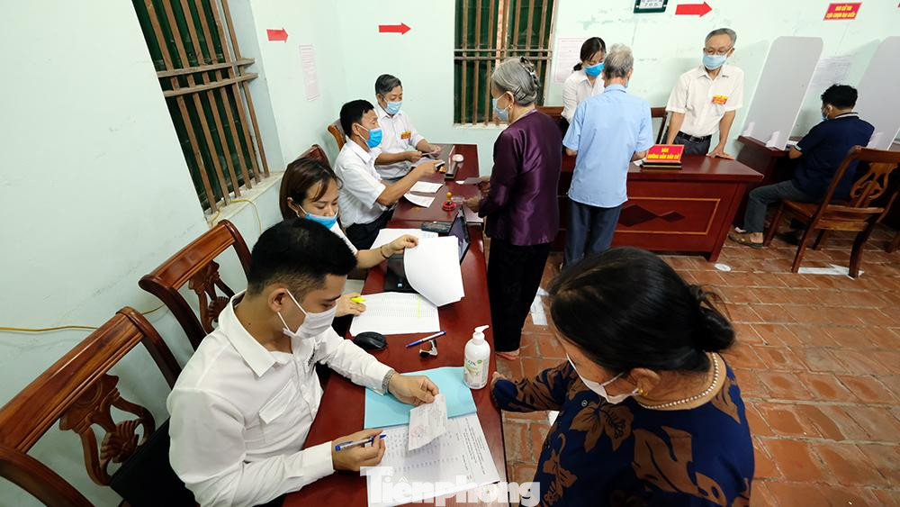 Trong cuộc bầu cử ngày 23/5, tại tổ bầu cử số 4 xã Tráng Việt, huyện Mê Linh xảy ra vi phạm pháp luật bầu cử. Cụ thể, sau khi kết thúc bỏ phiếu, Tổ bầu cử số 4 (xã Tráng Việt) đã mở hòm phiếu để kiểm tra. Kết quả kiểm đếm phiếu bầu cho thấy số phiếu bầu đại biểu HĐND xã Tráng Việt thu về là 1.303 phiếu trong khi số phiếu phát ra chỉ là 1.228 phiếu.