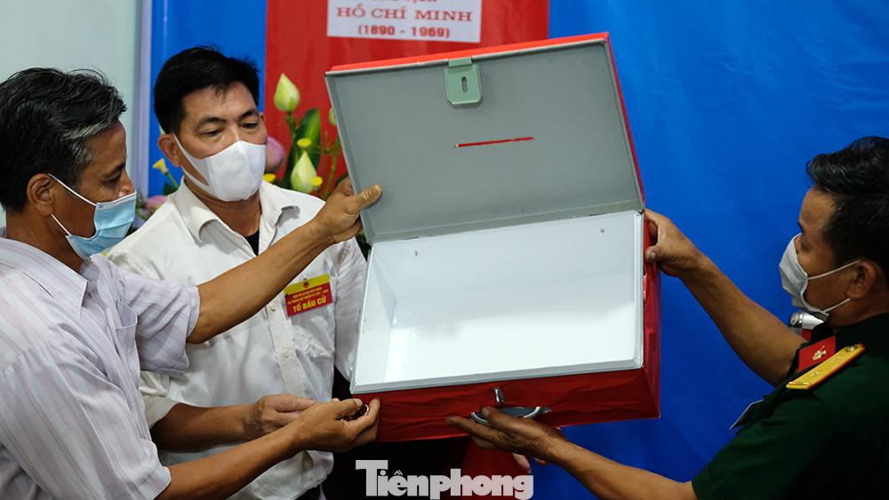 Hòm phiếu chính và phụ được kiểm tra rất chặt chẽ.