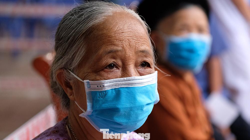 Trước sự việc này, Ủy ban Bầu cử xã Tráng Việt đã chỉ đạo Tổ bầu cử số 4 niêm phong phiếu bầu đại biểu HĐND cấp xã, đồng thời, báo cáo Ủy ban Bầu cử huyện Mê Linh. Kết quả điều tra của Ủy ban Bầu cử xã Tráng Việt cho thấy, ông Nguyễn Xuân Hùng, Phó Bí thư Thường trực Đảng ủy, Chủ tịch HĐND đồng thời là Chủ tịch Ủy ban Bầu cử xã Tráng Việt (là ứng cử viên đại biểu HĐND xã tại Đơn vị bầu cử số 4 xã Tráng Việt) đã lợi dụng chức vụ của mình, đặt vấn đề với ông Nguyễn Hữu Hoàn, Tổ trưởng Tổ bầu cử số 4 lấy một số phiếu bầu đại biểu HĐND cấp xã mang về nhà rồi gạch tên những ứng cử viên khác, chỉ để lại tên mình trên phiếu bầu và nhờ người bỏ phiếu hộ. Hành vi sai phạm này dẫn đến việc thừa 75 phiếu bầu đại biểu HĐND xã Tráng Việt tại Đơn vị bầu cử số 4.