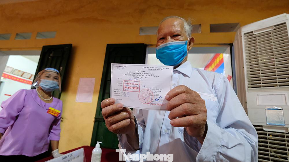 Cử tri Lương Văn Thu (82 tuổi) là người bỏ lá phiếu đầu tiên trong buổi sáng nay.