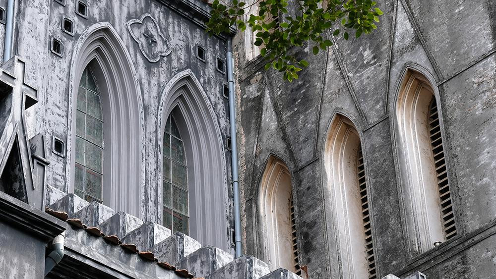 Ô cửa cũ màu cam được thay thế bằng màu sơn mới