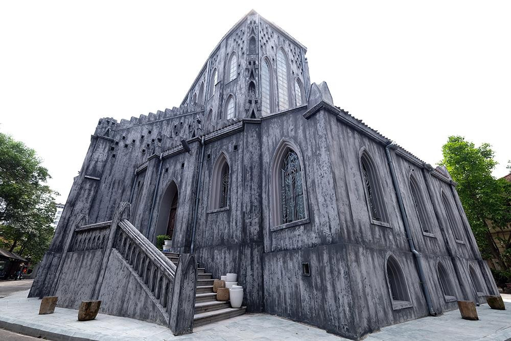 Nhà thờ Lớn Hà Nội được &quot;khoác tấm áo mới&quot; nhìn từ phía sau.