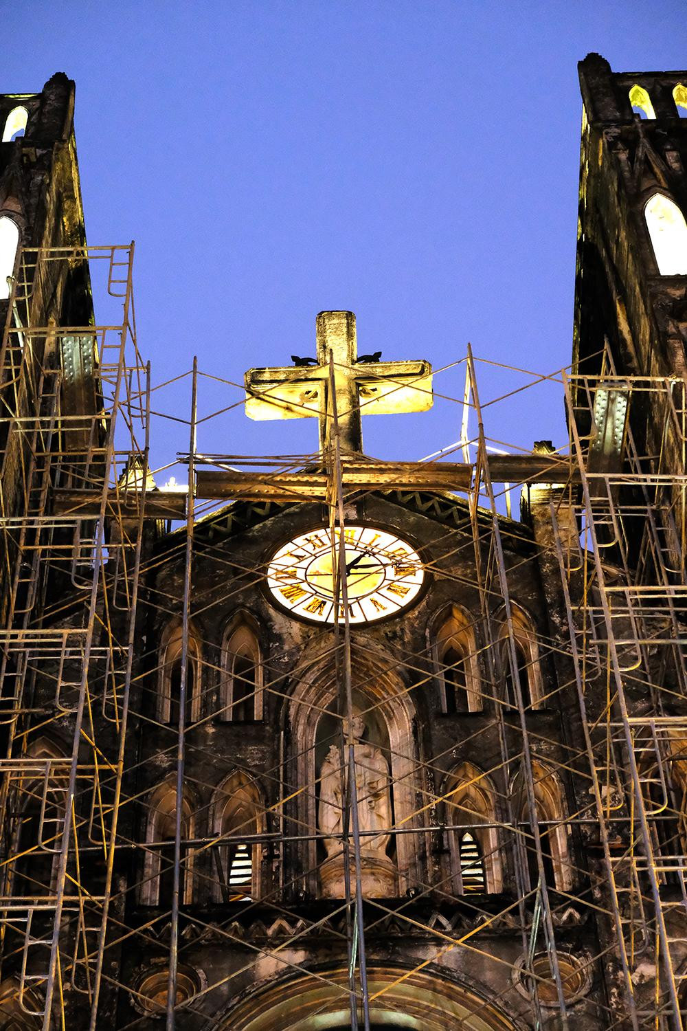 Kiến trúc Nhà thờ Lớn Hà Nội mang đặc trưng phong cách kiến trúc Gothic trung cổ châu Âu, làm theo mẫu của Nhà thờ Đức Bà Paris với những mái vòm uốn cong và rộng hướng lên bầu trời.