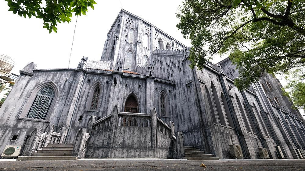 Nhà thờ có chiều dài 64,5m, chiều rộng 20,5m, hai tháp chuông cao 31,5m. Nhà thờ Lớn còn có bộ 5 quả chuông treo ở hai tháp chuông. Mặt tiền có chiếc đồng hồ lớn, liên kết trực tiếp với 5 quả chuông. Trung tâm quảng trường phía trước có đài Đức Mẹ bằng kim loại.