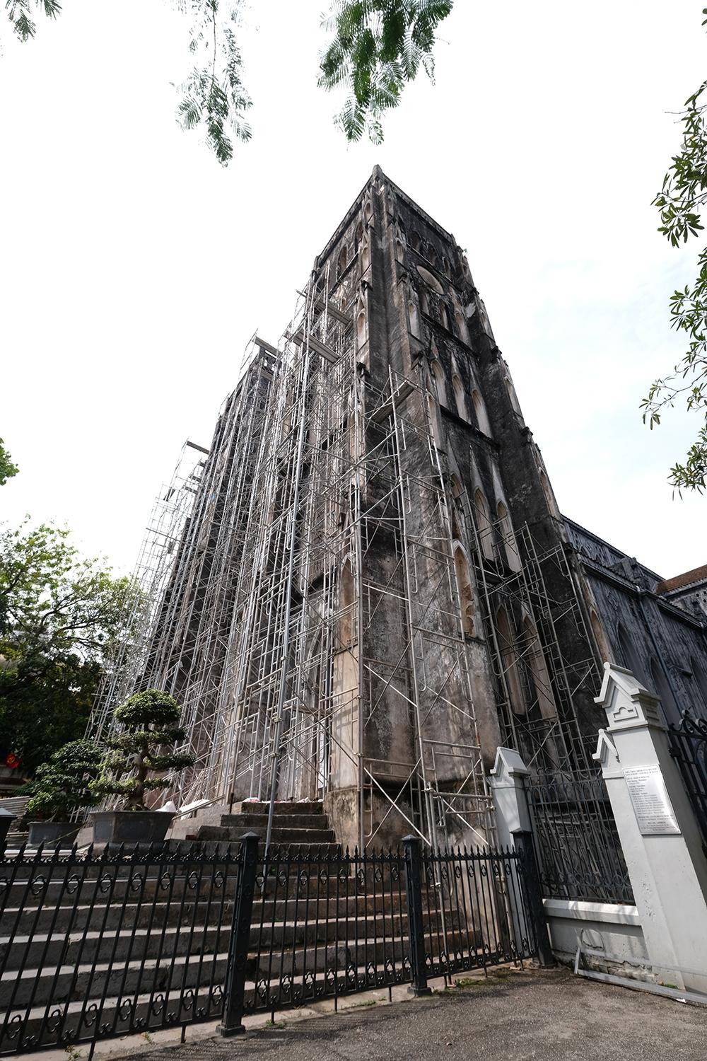 Tuy vậy, Nhà thờ Lớn Hà Nội vẫn có những chi tiết mang đậm bản sắc văn hóa Việt Nam, đó là các chi tiết chạm trổ, sơn son thếp vàng. Nhà thờ được xây bằng gạch đất nung, tường trát bằng giấy bồi.