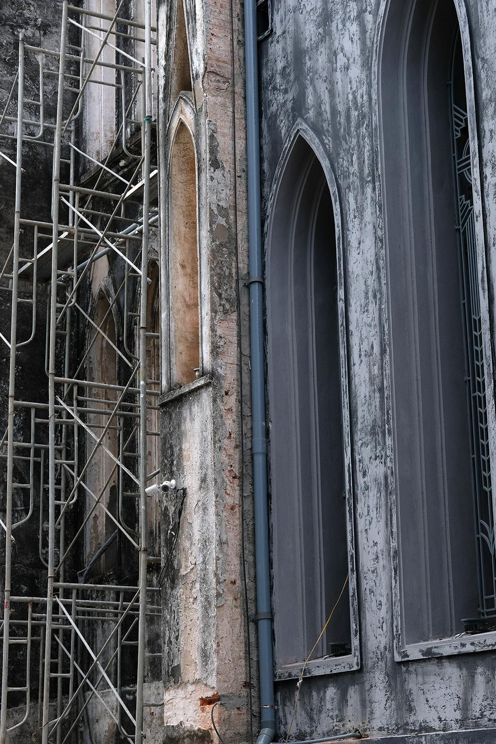 Sự tương phản của màu sơn sau khi được tu sửa.