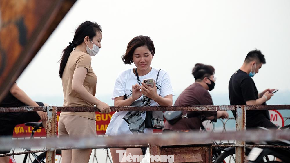Ghi nhận chiều 6/6, trên cầu Long Biên (Hà Nội) có hàng trăm người đến hóng gió, dạo mát, tập thể dục. Nhiều người trong số đó còn lơ là các biện pháp phòng, chống dịch COVID-19.
