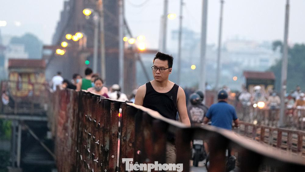 Cho rằng cầu Long Biên là nơi có không gian thoáng đãng nên nhiều người đã lơ là việc thực hiện 5K trong phòng chống dịch.