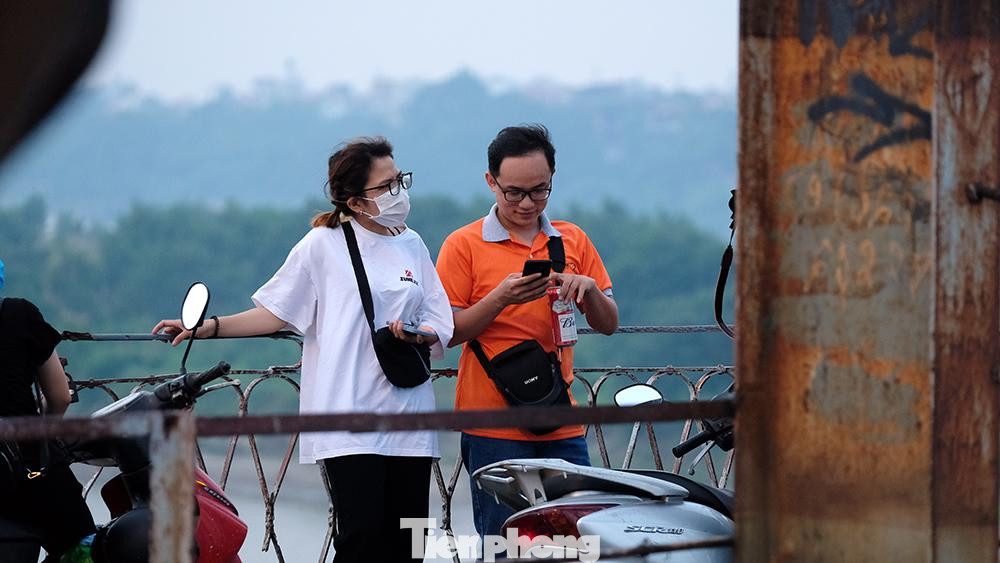 Để phòng chống dịch COVID-19, phường Ngọc Thụy (quận Long Biên) đã bố trí các tổ công an phường, dân quân thường xuyên túc trực nhắc nhở người dân. Tuy nhiên, chỉ cần lực lượng chức năng vừa đi khỏi là khu vực này lại đông trở lại.