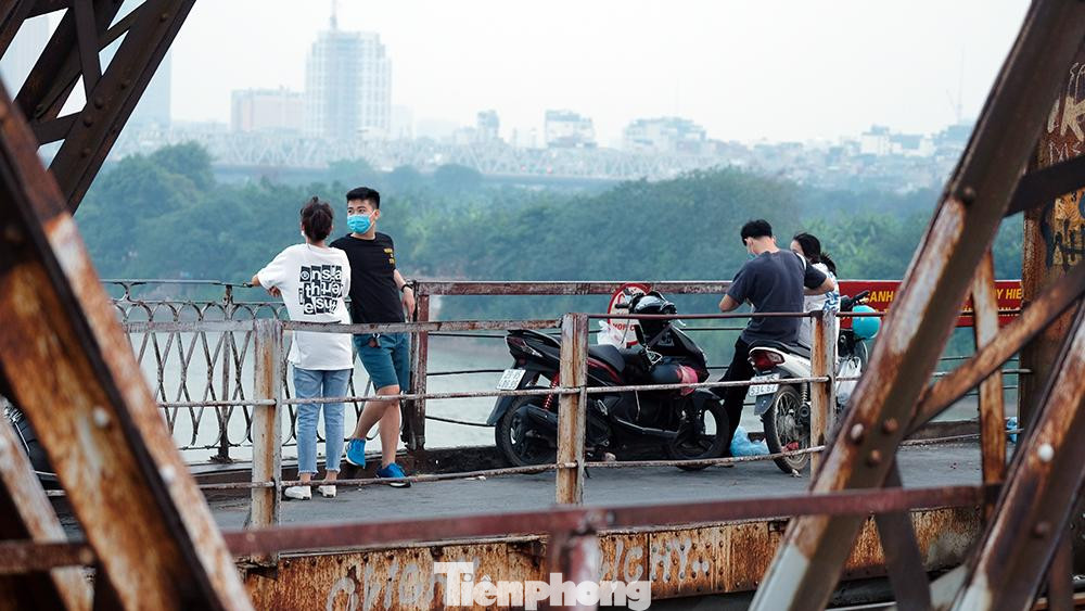 Các công viên, địa điểm giải trí đóng cửa. Cầu Long Biên trở thành nơi hóng gió, dạo mát.