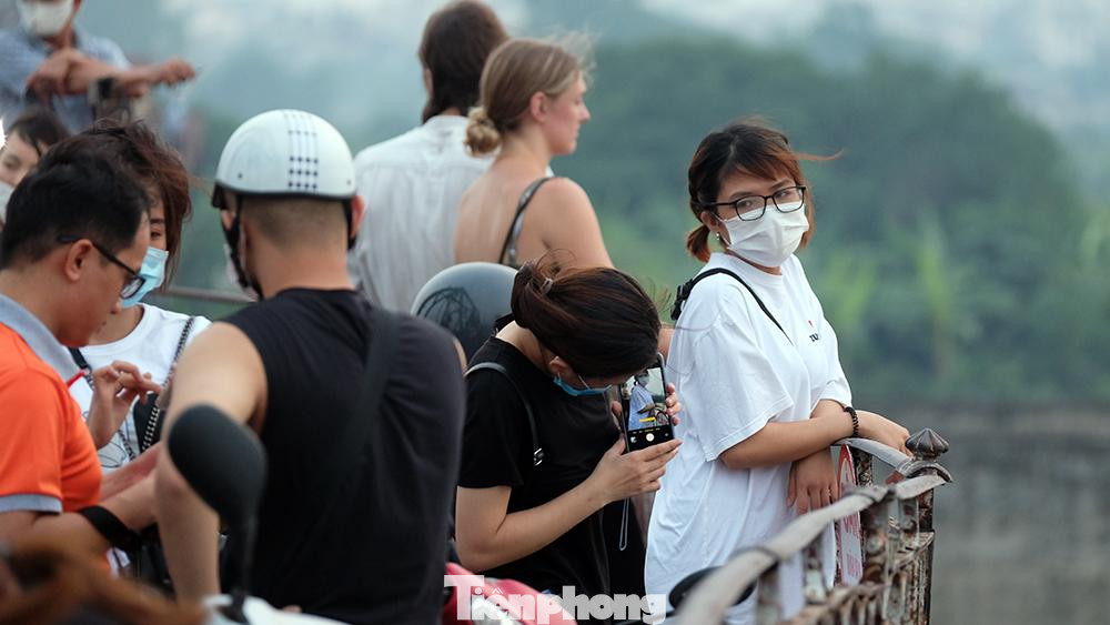 Các bạn trẻ tới đây để trò chuyện, chụp ảnh cho nhau...