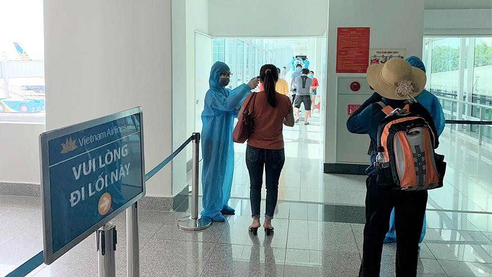 Mặc dù hành khách khai báo y tế đầy đủ trước khi lên tàu, xong công tác kiểm tra thân nhiệt từng người vẫn hết sức cần thiết trong bối cảnh dịch bệnh diễn biến phức tạp hiện nay.