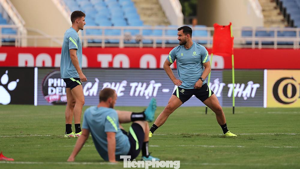 Với lợi thế về chiều cao khi sờ hữu những cầu thủ tới 1,98m, Australia rất mạnh về không chiến