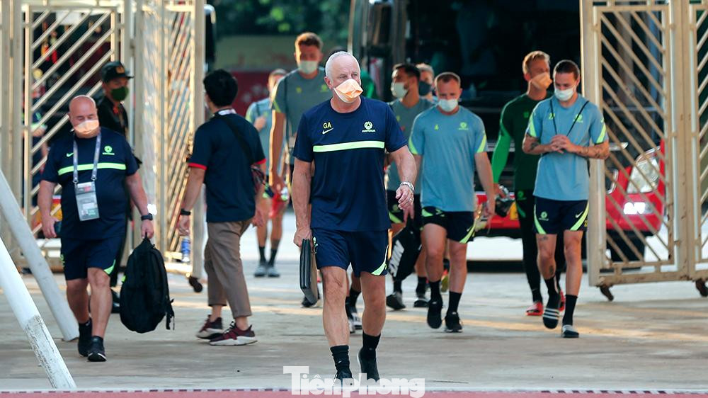 Huấn luyện viên trưởng đội tuyển Australia Graham Arnold cùng các cầu thủ đến SVĐ Mỹ Đình tập luyện vào cuối giờ chiều nay.
