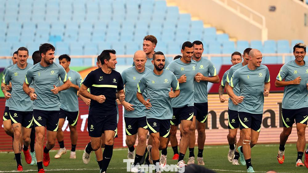 Để chuẩn bị cho trận đấu với đội tuyển Việt Nam, HLV Arnold đưa sang Hà Nội 27 tuyển thủ.