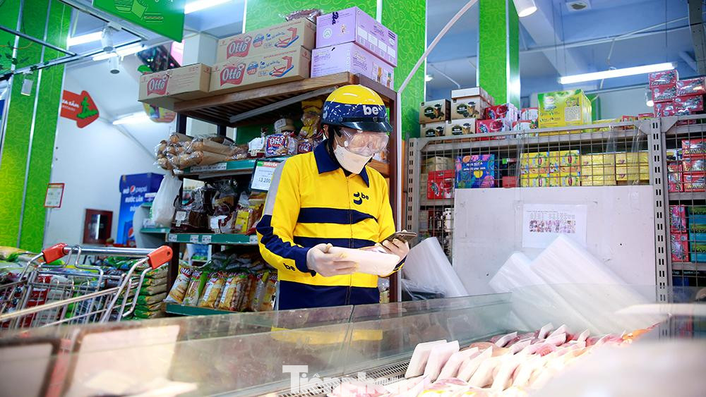 Hệ thống sẽ lựa chọn tài xế thuận tiện nhất để đi chợ hộ khách hàng và giao hàng tận nhà. Khách hàng có thể thanh toán tiền mặt cho người giao hàng hoặc thanh toán điện tử. Người mua hàng sẽ thông qua điện thoại thông minh để chọn đúng mặt hàng khách đã lựa.