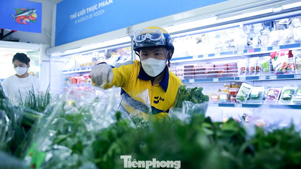 Anh Nguyễn Hải Bằng, một tài xế công nghệ cho biết, thay vì vận chuyển hành khách hay hàng hóa đơn thuần như trước đây, thì nay anh đã có thêm công việc là "đi chợ hộ". Anh Bằng cho biết, một ngày công việc của anh bắt đầu từ 9h sáng. Anh nhận các đơn hàng đi chợ hộ từ phần mềm, lên danh sách và đến các địa điểm mua sắm rồi mang hàng hóa về cho người dân đã đặt trước. Anh cũng đã tự chuẩn bị quần áo, găng tay, nước xịt khuẩn, kính chắn bọt và cả giấy đi đường.