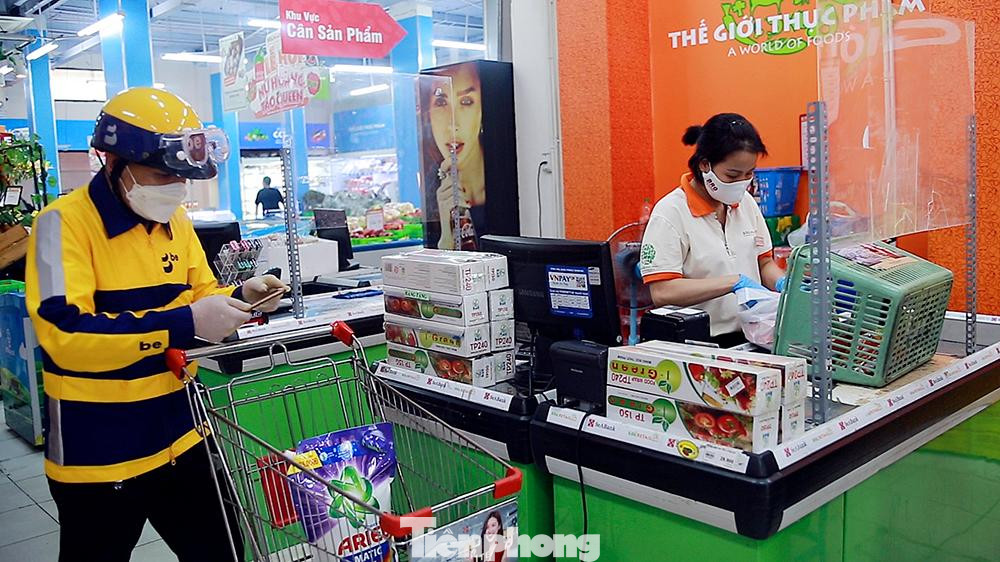 Người dân có thể lựa chọn thanh toán tiền mặt qua người giao hàng hoặc thanh toán điện tử thông qua liên kết thẻ/tài khoản ngân hàng với ứng dụng. Ngoài ra, khách hàng cũng có thể thanh toán trực tiếp qua tài khoản của đơn vị cung ứng.