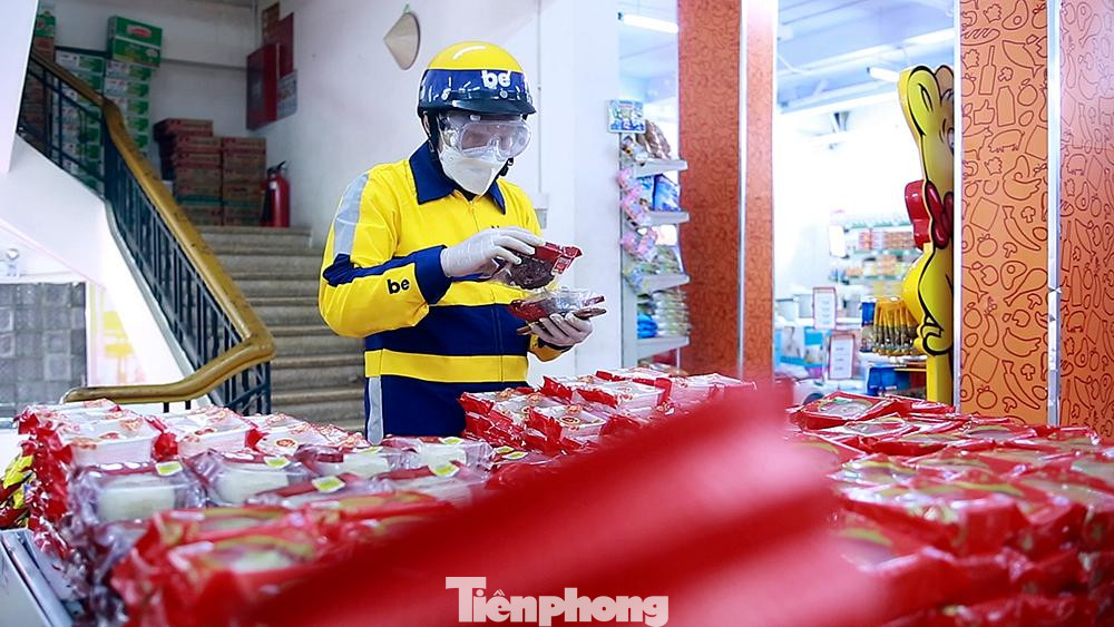 Một vài tài xế công nghệ hài hước cho biết, giờ đây họ đã trở thành những người nội trợ đảm đang vì biết phân biệt, chọn mua rất nhiều loại hàng hóa, thực phẩm.