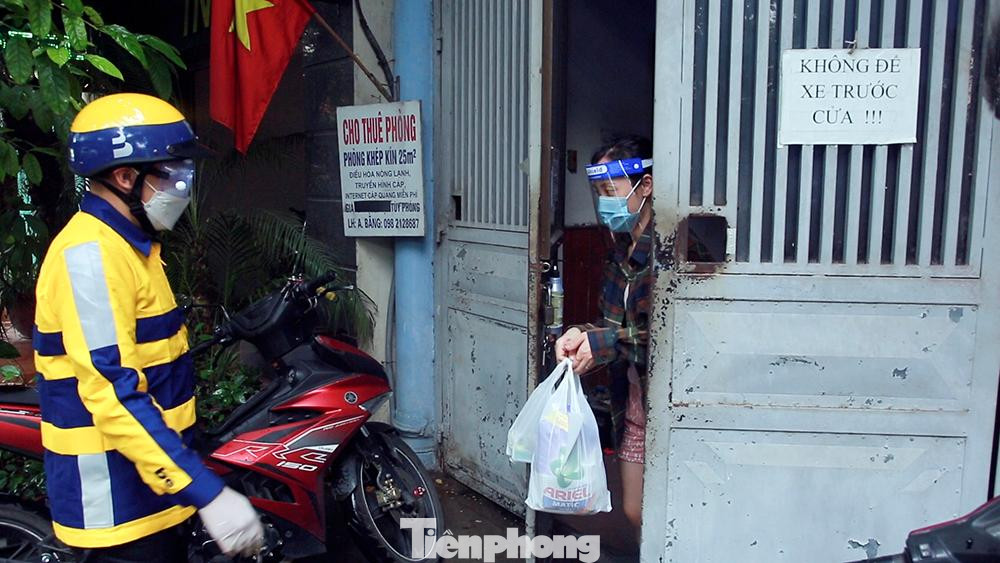 Người đi chợ và khách hàng luôn đảm bảo giãn cách phòng chống dịch COVID-19.