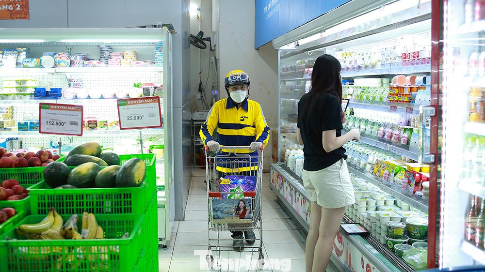 Trong bối cảnh dịch bệnh COVID-19 vẫn diễn biến phức tạp, nhiều mô hình và cách làm mới đã được hình thành để đáp ứng nhu cầu của người dân trong thời gian giãn cách xã hội phòng dịch. Trong đó có dịch vụ 'đi chợ hộ' bằng công nghệ.