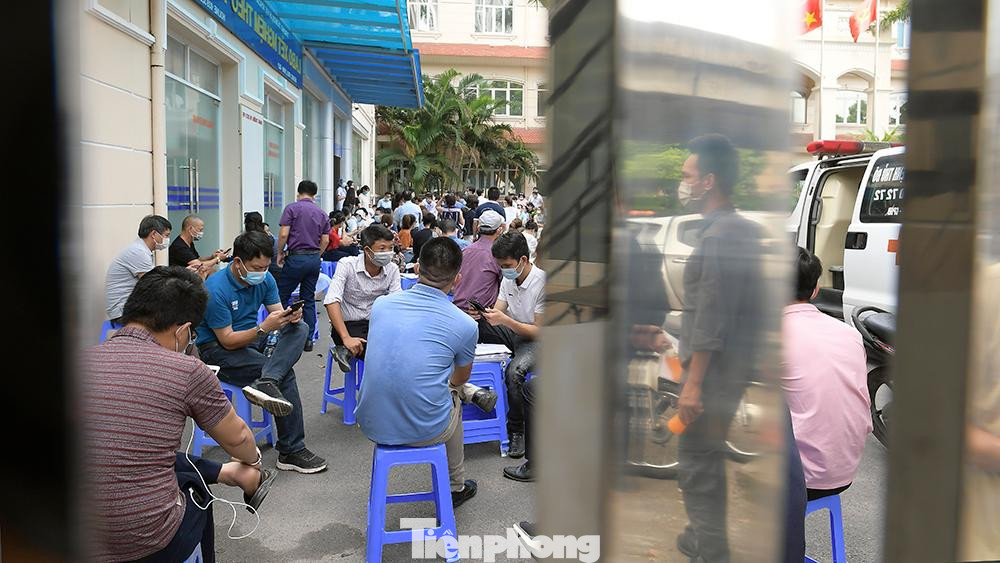 Khu vực ngoài sân của Viện Kiểm định Quốc gia Vắc xin và Sinh phẩm Y tế thời điểm hơn 9 giờ sáng nay (21/7).