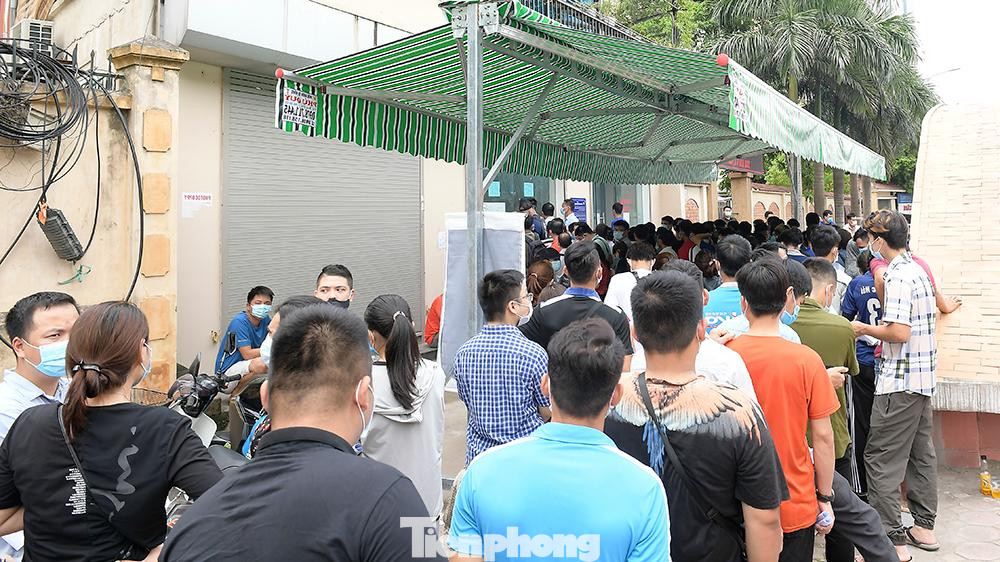 Họ xếp hàng, chen lấn để đăng ký xét nghiệm COVID-19 mà không hề giữ khoảng cách an toàn phòng dịch cũng như tuân thủ các biện pháp 5K của Bộ Y tế.