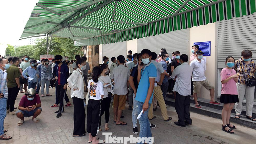 Hình ảnh này diễn ra từ sáng sớm cho đến khoảng 10 giờ mới giảm phần nào sau khi Viện này ngừng tiếp nhận người xét nghiệm.