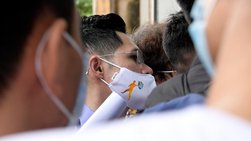 Không nhưng không tuân thủ khoảng cách an toàn, nhiều người còn đeo khẩu trang phòng dịch không đúng cách.